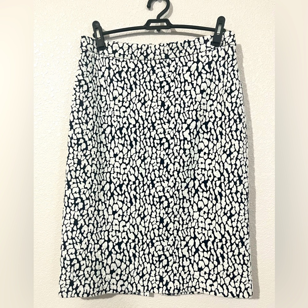 Michael Kors Skirt Size M Stretch Color White and Navy Blue